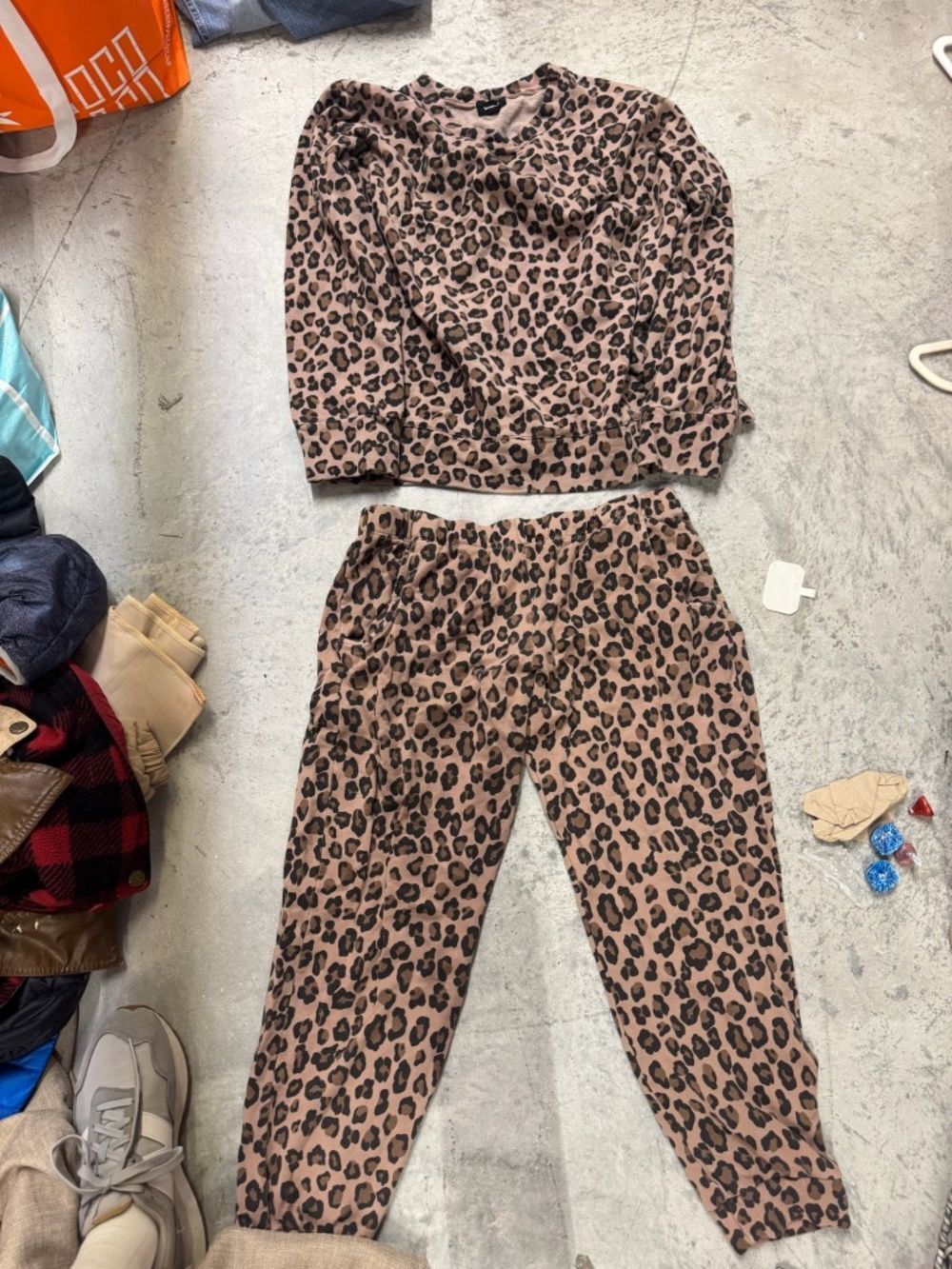 MONROW - Cheetah Print Sweatpants Set Sweatshirt & Pants Medium Bottom Small Top